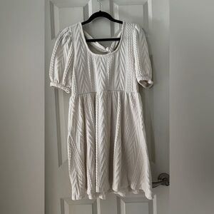 Women’s Textured cable cream scoop neck short sleeve ribbon back dress size L